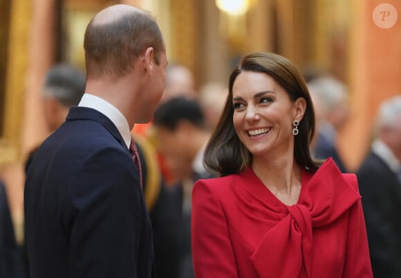 Le prince William, prince de Galles, et Catherine (Kate) Middleton, princesse de Galles, avec Choo Kyungho, vice-premier ministre coréen et Park Jin, ministre coréen des Affaires étrangères, regardent une exposition spéciale d'objets de la collection royale relative à la République de Corée dans la galerie de photos du palais de Buckingham à Londres, Royaume Uni, le 21 novembre 2023. 