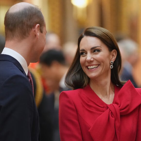 Le prince William, prince de Galles, et Catherine (Kate) Middleton, princesse de Galles, avec Choo Kyungho, vice-premier ministre coréen et Park Jin, ministre coréen des Affaires étrangères, regardent une exposition spéciale d'objets de la collection royale relative à la République de Corée dans la galerie de photos du palais de Buckingham à Londres, Royaume Uni, le 21 novembre 2023. 