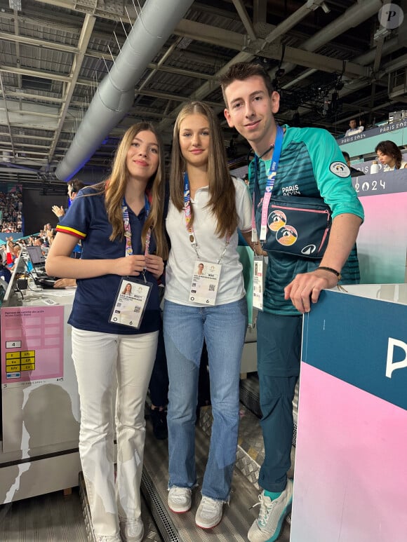 La princesse Leonor et L'infante Sofia d'Espagne assistent au match de tennis de table d'Alvaro Robles lors des Jeux Olympiques de Paris2024 (JO), le 30 juillet 2024. © Casa de SM El Rey / Europa Press / Bestimage 