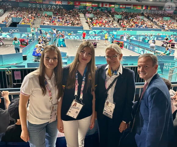 La princesse Leonor et L'infante Sofia d'Espagne assistent au match de tennis de table d'Alvaro Robles lors des Jeux Olympiques de Paris2024 (JO), le 30 juillet 2024. © Casa de SM El Rey / Europa Press / Bestimage 