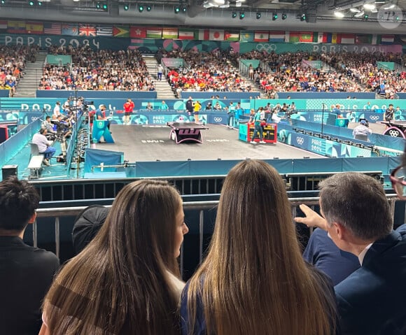 La princesse Leonor et L'infante Sofia d'Espagne assistent au match de tennis de table d'Alvaro Robles lors des Jeux Olympiques de Paris2024 (JO), le 30 juillet 2024. © Casa de SM El Rey / Europa Press / Bestimage 