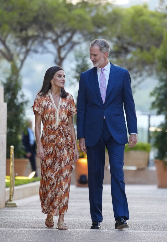 Le couple royal a donné une jolie réception à Majorque en l'honneur des autorités locales. Et l'ancienne journaliste a encore donné une leçon de style !
Le roi Felipe VI et Letizia d'Espagne - Les souverains espagnols organisent leur réception estivale annuelle au palais de Marivent. Palma de Majorque - 29 juillet 20224