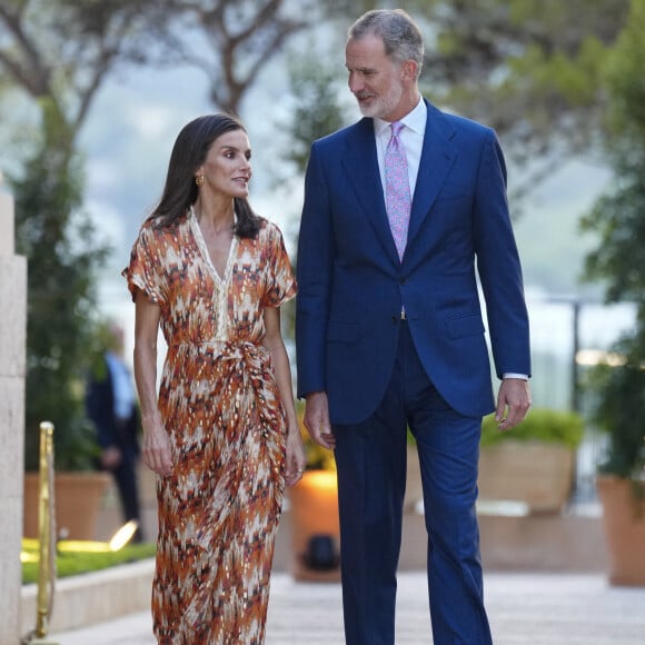 Le couple royal a donné une jolie réception à Majorque en l'honneur des autorités locales. Et l'ancienne journaliste a encore donné une leçon de style !
Le roi Felipe VI et Letizia d'Espagne - Les souverains espagnols organisent leur réception estivale annuelle au palais de Marivent. Palma de Majorque - 29 juillet 20224