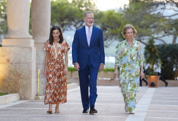 Les festivités se sont orchestrées au sein du palais de Marivent où la reine émérite Sofìa, épouse de l'ancien roi Juan Carlos , a l'habitude de passer ses vacances d'été.
Le roi Felipe VI, Letizia d'Espagne et la reine émérite Sofia - Les souverains espagnols organisent leur réception estivale annuelle au palais de Marivent. Palma de Majorque - 29 juillet 20224