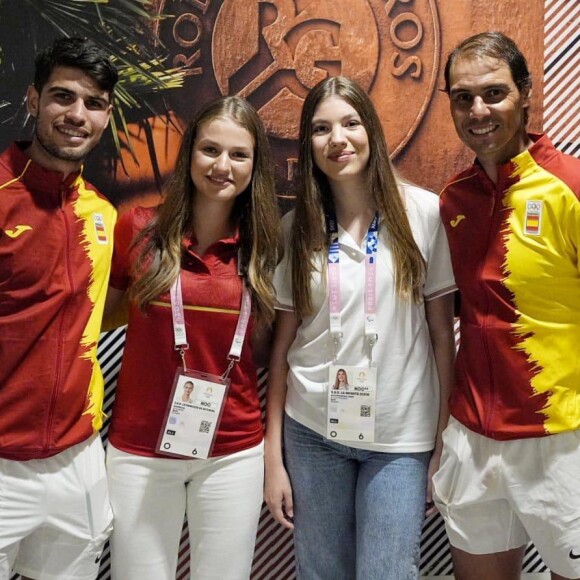 Le 27 juillet, les deux soeurs ont soutenu Carlos Alcaraz et Rafael Nadal qui affrontaient en duo les Argentins Andres Molteni et Maximo Gonzalez à Roland-Garros
La princesse Leonor et la princesse Sofia d'Espagne assistent à différentes épreuves lors des Jeux Olympiques 2024 à Paris (JO 2024).