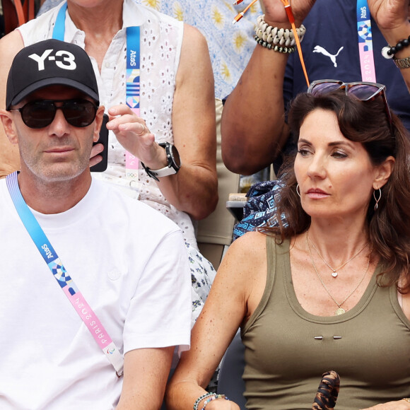 Mardi 30 juillet 2024 depuis les tribunes, Zinedine Zidane et son épouse Véronique ont assité à la victoire de Rafael Nadal et Carlos Alcaraz face à Tallon Griekspoor et Wesley Koolhof.
Zinedine Zidane avec sa femme Véronique assistent à la victoire de Rafael Nadal et Carlos Alcaraz face à T. Griekspoor et W. Koolhof lors des Jeux Olympiques de Paris2024 (JO) le 30 juillet 2024. © Jacovides-Perusseau/Bestimage 