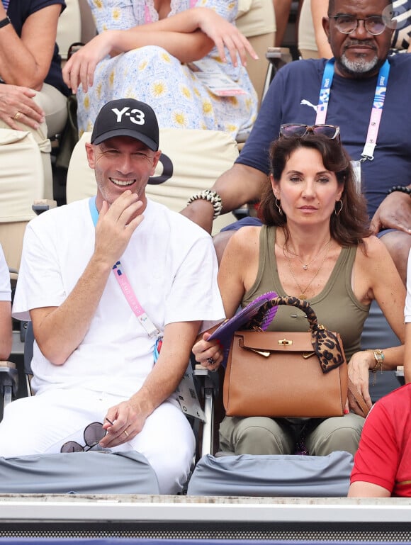 Un couple qui a attiré tous les regards à Roland-Garros...
Zinedine Zidane avec sa femme Véronique assistent à la victoire de Rafael Nadal et Carlos Alcaraz face à T. Griekspoor et W. Koolhof lors des Jeux Olympiques de Paris2024 (JO) © Jacovides-Perusseau/Bestimage 