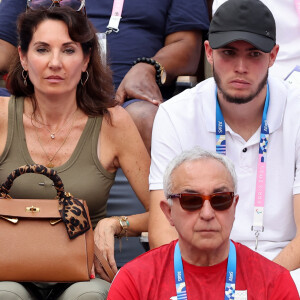 Zinedine Zidane et Véronique étaient également accompagnés d'un de leurs fils prénommé Théo.
Zinedine Zidane avec sa femme Véronique et leur fils Théo - Célébrités assistent à la victoire de Rafael Nadal et Carlos Alcaraz face à T. Griekspoor et W. Koolhof lors des Jeux Olympiques de Paris2024 (JO) le 30 juillet 2024. © Jacovides-Perusseau/Bestimage 