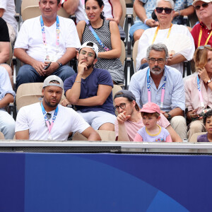 Jo-Wilfried Tsonga en famille, qui assiste à la victoire de Rafael Nadal et Carlos Alcaraz face à T. Griekspoor et W. Koolhof lors des Jeux Olympiques de Paris2024 (JO) le 30 juillet 2024. © Jacovides-Perusseau/Bestimage 