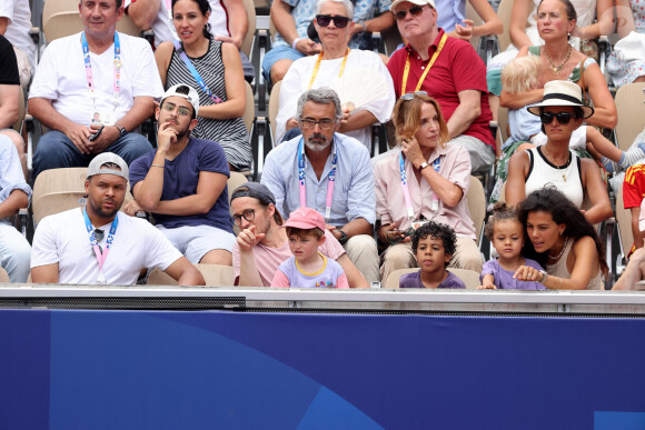 Jo-Wilfried Tsonga en famille, qui assiste à la victoire de Rafael Nadal et Carlos Alcaraz face à T. Griekspoor et W. Koolhof lors des Jeux Olympiques de Paris2024 (JO) le 30 juillet 2024. © Jacovides-Perusseau/Bestimage 