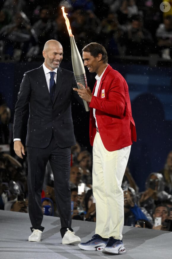 Rafael Nadal reçoit la flamme olympique des mains de Zinedine Zidane lors de la cérémonie d'ouverture des Jeux Olympiques de Paris 2024 au Trocadéro à Paris (France), le 26 juillet 2024. Inside/Panoramic/Bestimage