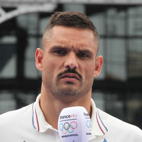 Florent Manaudou, Melina Robert-Michon, David Lappartient, Nathalie Pechalat lors du relais de la Flamme Olympique au Club France à Paris, le 26 juillet 2024. 