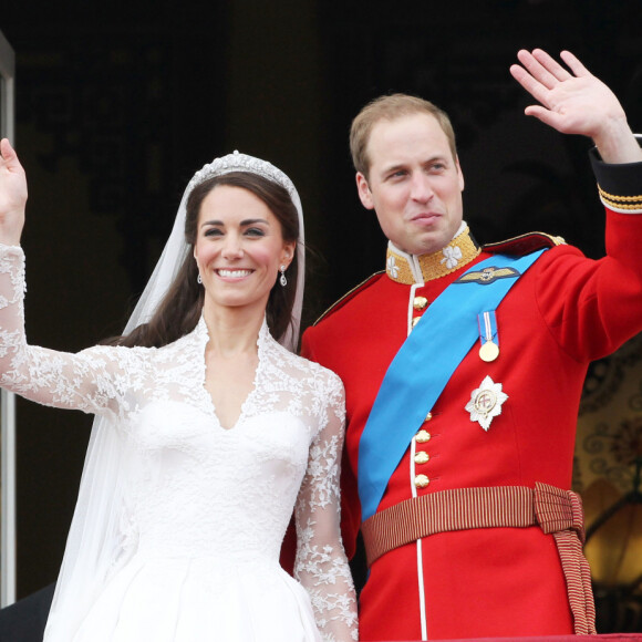 Star du journal télévisé de la BBC, Huw Edwards avait couvert le mariage du prince William avec Kate Middleton, celui du prince Harry et de Meghan Markle et les obsèques d'Elizabeth II.
Archives : Mariage de Kate et du prince William