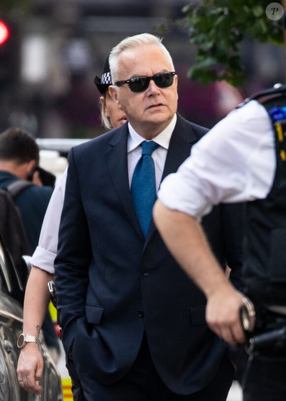 Considéré comme un journaliste star au Royaume-Uni, l'homme est désormais au coeur d'un énorme scandale.
Huw Edwards, l'ancien présentateur de la BBC, à la sortie du tribunal de Westminster à Londres, après avoir plaidé coupable dans une affaire de pédopornographie. Le 31 juillet 2024 © Cover Images / Zuma Press / Bestimage 