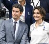 A savoir Amélie Oudéa-Castéra 
Gabriel Attal, Gilles Erb et Amélie Oudéa-Castéra - Les célébrités assistent à la victoire du français Félix Lebrun en quart de finale des épreuves de tennis de table lors des Jeux Olympiques de Paris 2024 (JO) à l'Arena Paris Sud, à Paris, France, le 1er août 2024. © Jacovides-Perusseau/Bestimage 