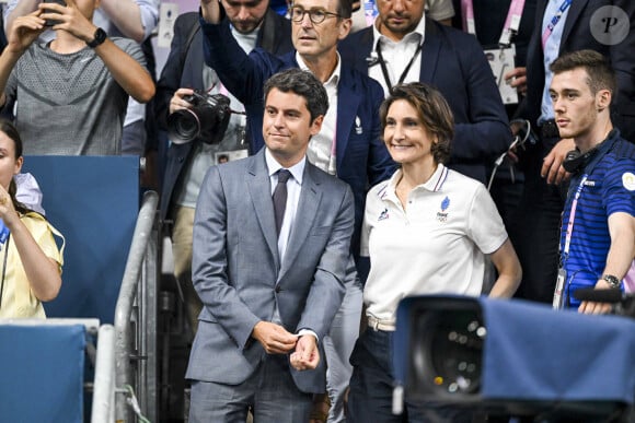 A savoir Amélie Oudéa-Castéra 
Gabriel Attal, Gilles Erb et Amélie Oudéa-Castéra - Les célébrités assistent à la victoire du français Félix Lebrun en quart de finale des épreuves de tennis de table lors des Jeux Olympiques de Paris 2024 (JO) à l'Arena Paris Sud, à Paris, France, le 1er août 2024. © Jacovides-Perusseau/Bestimage 