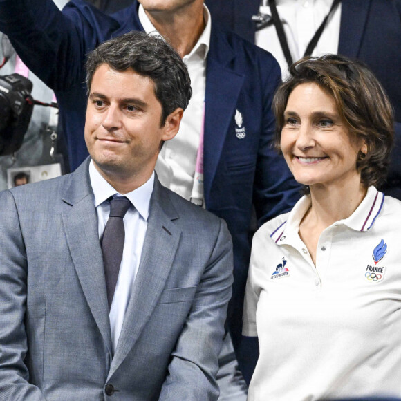 A savoir Amélie Oudéa-Castéra 
Gabriel Attal, Gilles Erb et Amélie Oudéa-Castéra - Les célébrités assistent à la victoire du français Félix Lebrun en quart de finale des épreuves de tennis de table lors des Jeux Olympiques de Paris 2024 (JO) à l'Arena Paris Sud, à Paris, France, le 1er août 2024. © Jacovides-Perusseau/Bestimage 