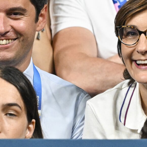 Gabriel Attal et Amélie Oudéa-Castéra - Les célébrités assistent à la victoire du français Félix Lebrun en quart de finale des épreuves de tennis de table lors des Jeux Olympiques de Paris 2024 (JO) à l'Arena Paris Sud, à Paris, France, le 1er août 2024. © Jacovides-Perusseau/Bestimage 