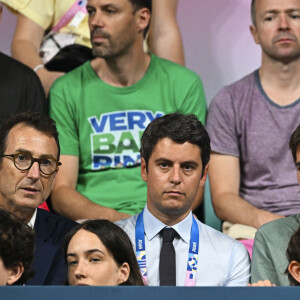 Gilles Erb et Gabriel Attal - Les célébrités assistent à la victoire du français Félix Lebrun en quart de finale des épreuves de tennis de table lors des Jeux Olympiques de Paris 2024 (JO) à l'Arena Paris Sud, à Paris, France, le 1er août 2024. © Jacovides-Perusseau/Bestimage 