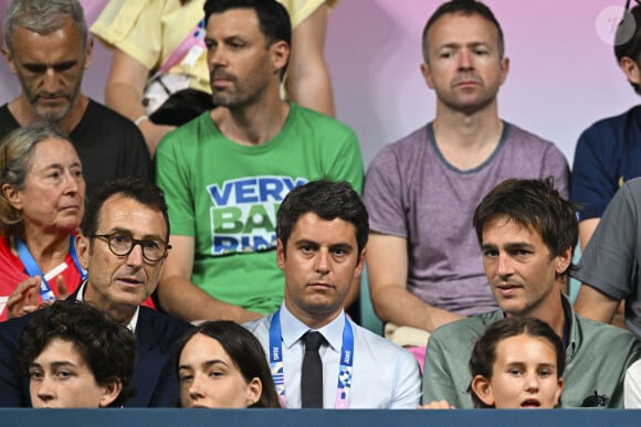 Gilles Erb et Gabriel Attal - Les célébrités assistent à la victoire du français Félix Lebrun en quart de finale des épreuves de tennis de table lors des Jeux Olympiques de Paris 2024 (JO) à l'Arena Paris Sud, à Paris, France, le 1er août 2024. © Jacovides-Perusseau/Bestimage 