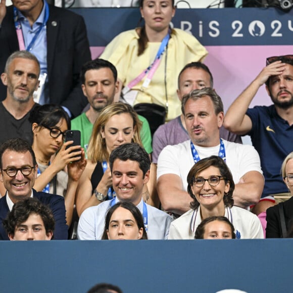 Lors de la victoire du français Félix Lebrun en quart de finale des épreuves de tennis de table 
Gilles Erb, Gabriel Attal et Amélie Oudéa-Castéra - Les célébrités assistent à la victoire du français Félix Lebrun en quart de finale des épreuves de tennis de table lors des Jeux Olympiques de Paris 2024 (JO) à l'Arena Paris Sud, à Paris, France, le 1er août 2024. © Jacovides-Perusseau/Bestimage 