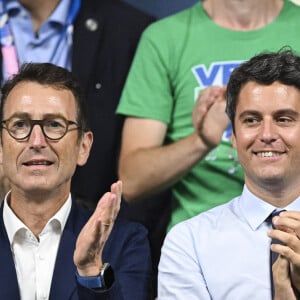 Gilles Erb et Gabriel Attal - Les célébrités assistent à la victoire du français Félix Lebrun en quart de finale des épreuves de tennis de table lors des Jeux Olympiques de Paris 2024 (JO) à l'Arena Paris Sud, à Paris, France, le 1er août 2024. © Jacovides-Perusseau/Bestimage 