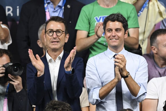 Gilles Erb et Gabriel Attal - Les célébrités assistent à la victoire du français Félix Lebrun en quart de finale des épreuves de tennis de table lors des Jeux Olympiques de Paris 2024 (JO) à l'Arena Paris Sud, à Paris, France, le 1er août 2024. © Jacovides-Perusseau/Bestimage 