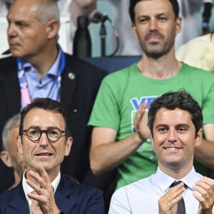 Gilles Erb et Gabriel Attal - Les célébrités assistent à la victoire du français Félix Lebrun en quart de finale des épreuves de tennis de table lors des Jeux Olympiques de Paris 2024 (JO) à l'Arena Paris Sud, à Paris, France, le 1er août 2024. © Jacovides-Perusseau/Bestimage 