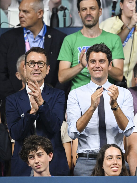 Gilles Erb et Gabriel Attal - Les célébrités assistent à la victoire du français Félix Lebrun en quart de finale des épreuves de tennis de table lors des Jeux Olympiques de Paris 2024 (JO) à l'Arena Paris Sud, à Paris, France, le 1er août 2024. © Jacovides-Perusseau/Bestimage 