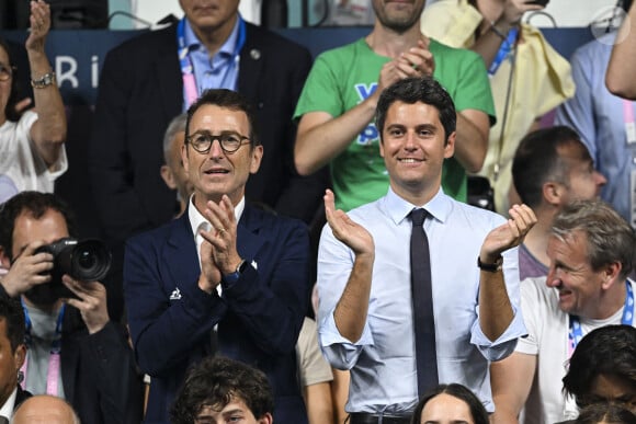 Gilles Erb et Gabriel Attal - Les célébrités assistent à la victoire du français Félix Lebrun en quart de finale des épreuves de tennis de table lors des Jeux Olympiques de Paris 2024 (JO) à l'Arena Paris Sud, à Paris, France, le 1er août 2024. © Jacovides-Perusseau/Bestimage 