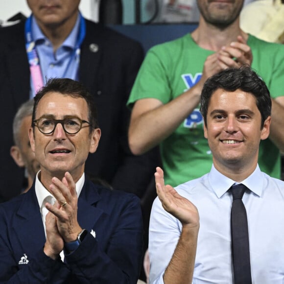 Gilles Erb et Gabriel Attal - Les célébrités assistent à la victoire du français Félix Lebrun en quart de finale des épreuves de tennis de table lors des Jeux Olympiques de Paris 2024 (JO) à l'Arena Paris Sud, à Paris, France, le 1er août 2024. © Jacovides-Perusseau/Bestimage 