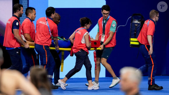 Et qu'on aime surtout pas voir.
La nageuse slovaque Tamara Potocka évacuée sous assistance respiratoire ce vendredi, alors qu'elle était engagée dans la série du 200m 4 nage. Paris La Défense Arena, 2 aout 2024. Photo by Rob Schumacher/USA TODAY Sports/SPUS/ABACAPRESS.COM