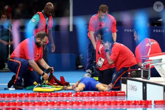 Elle a fait un malaise, de quoi inquiéter tout le monde.
La nageuse slovaque Tamara Potocka évacuée sous assistance respiratoire ce vendredi, alors qu'elle était engagée dans la série du 200m 4 nage. Paris La Défense Arena, 2 aout 2024.