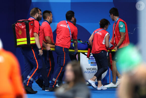 Ce sont des images impressionnantes. 
La nageuse slovaque Tamara Potocka évacuée sous assistance respiratoire ce vendredi, alors qu'elle était engagée dans la série du 200m 4 nage. Paris La Défense Arena.