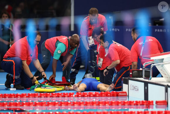 La nageuse slovaque Tamara Potocka évacuée sous assistance respiratoire ce vendredi, alors qu'elle était engagée dans la série du 200m 4 nage. Paris La Défense Arena, 2 aout 2024. Photo : Isabel Infantes/PA Wire.