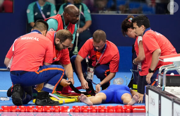 La nageuse slovaque Tamara Potocka évacuée sous assistance respiratoire ce vendredi, alors qu'elle était engagée dans la série du 200m 4 nage. Paris La Défense Arena, 2 aout 2024. Photo by Rob Schumacher/USA TODAY Sports/SPUS/ABACAPRESS.COM