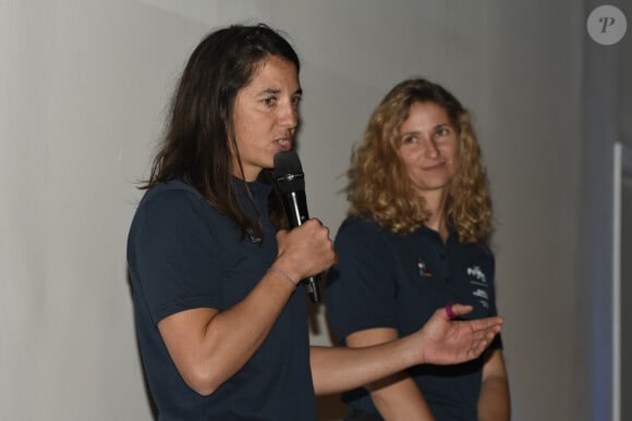 Et elle concerne Sarah Steyaert et Charline Picon 
À Marseille, le 15 avril 2024, les athlètes de l'équipe de France de voile sélectionnés pour les Jeux Olympiques de Paris 2024 ont été présentés à la presse. En image : Charline Picon et Sarah Steyaert