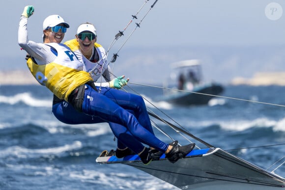 Deux championnes françaises demandées en mariage
Sarah Steyaert et Charline Picon de France participent à la course à la médaille en skiff féminin - 49er FX lors de la septième journée des Jeux Olympiques de Paris à Marseille, France. © Petter Arvidson/Bildbyran via ZUMA Press/Bestimage