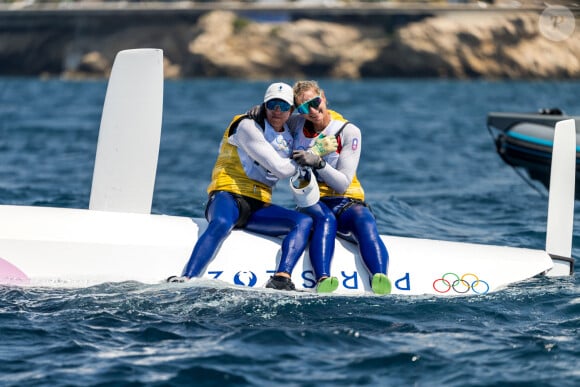 Sarah Steyaert et Charline Picon de France célèbrent après avoir participé à la course à la médaille en skiff féminin - 49er FX lors de la septième journée des Jeux Olympiques de Paris 2024, le 2 août 2024 à Marseille, France. © Petter Arvidson/Bildbyran via ZUMA Press/Bestimage