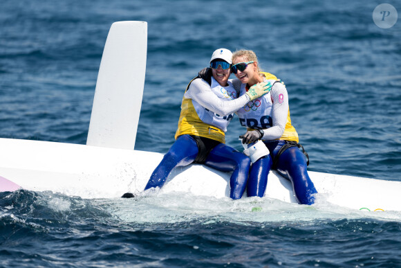 Sarah Steyaert et Charline Picon de France célèbrent après avoir participé à la course à la médaille en skiff féminin - 49er FX lors de la septième journée des Jeux Olympiques de Paris 2024 le 2 août 2024 à Marseille, France. © Petter Arvidson/Bildbyran via ZUMA Press/Bestimage