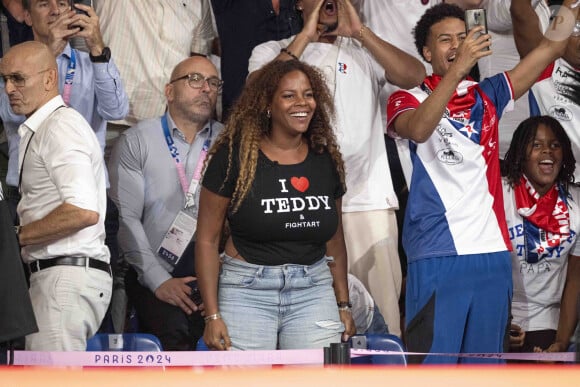 Djamel Bouras et Luthna Plocus, femme de Teddy Riner, et leur fils Eden assistent aux épreuves de judo lors des Jeux Olympiques de Paris 2024 (JO) au Arena Champs de Mars à Paris, France, le 2 août 2024. © Jacovides-Perusseau/Bestimage 