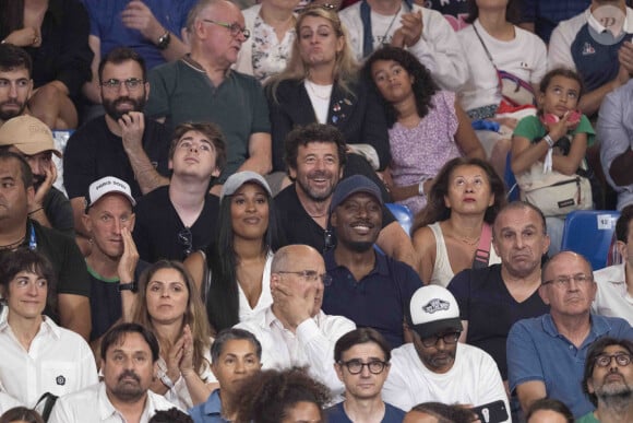 Patrick Bruel, son fils Oscar, Harry Roselmack et sa femme Chrislaine assistent aux épreuves de judo lors des Jeux Olympiques de Paris 2024 (JO) au Arena Champs de Mars à Paris, France, le 2 août 2024. © Jacovides-Perusseau/Bestimage 