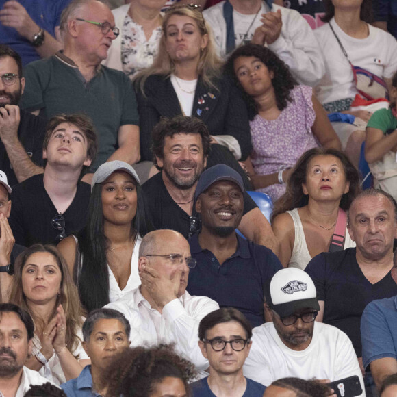 Patrick Bruel, son fils Oscar, Harry Roselmack et sa femme Chrislaine assistent aux épreuves de judo lors des Jeux Olympiques de Paris 2024 (JO) au Arena Champs de Mars à Paris, France, le 2 août 2024. © Jacovides-Perusseau/Bestimage 