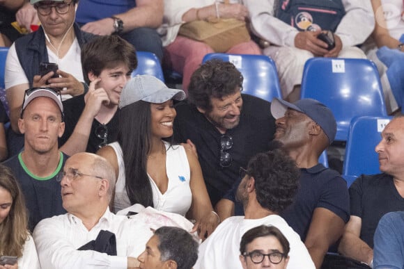 Patrick Bruel, son fils Oscar, Harry Roselmack et sa femme Chrislaine assistent aux épreuves de judo lors des Jeux Olympiques de Paris 2024 (JO) au Arena Champs de Mars à Paris, France, le 2 août 2024. © Jacovides-Perusseau/Bestimage 