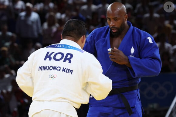 Vendredi 2 août dans le cadre des JO de Paris, le célèbre judoka a battu en finale le Sud-Coréen Kim Min-jong, champion du monde en titre, par ippon à l'Arena Champ de Mars.
2 août 2024, Paris, Ile-De-France, France : Le Français Teddy Riner (bleu) bat le Coréen Kim Min-Jong (blanc) en finale du Judo masculin +100 kg lors de la 7e journée des Jeux Olympiques de Paris 2024 dans l'arène du Champ de Mars à Paris, France (Image de crédit : © Mickael Chavet/ZUMA Press Wire).