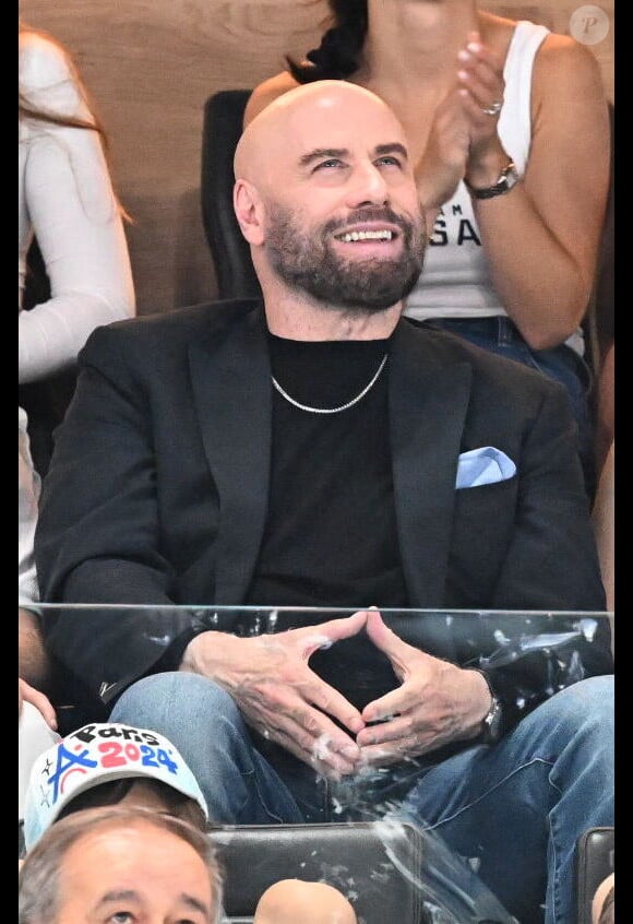 Face au photographe, le père de famille s'est affiché très souriant.
John Travolta et sa fille Ella Bleu assistent aux épreuves de gymnastique lors des Jeux Olympiques de Paris2024 (JO) le 3 aout 2024. © Perusseau-Jacovides-Bestimage 