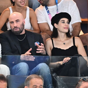 Mais celles des épreuves masculines du cheval d'arçons et du sol. La star américaine était accompagnée de sa fille Ella qui s'est distinguée par son joli look.
John Travolta et sa fille Ella Bleu assistent aux épreuves de gymnastique lors des Jeux Olympiques de Paris2024 (JO) le 3 aout 2024. © Perusseau-Jacovides-Bestimage 