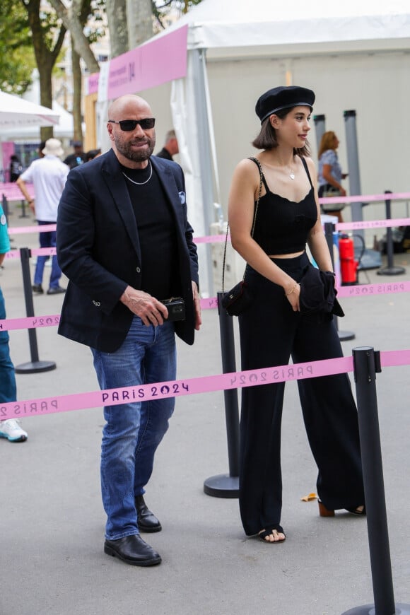 Une apparition surprise qui a ravi toute la presse du monde entier.
Paris, FRANCE - John Travolta et sa fille Ella Bleu Travolta font preuve d'élégance en arrivant à la finale de gymnastique des Jeux Olympiques Paris 2024. Sur la photo : John Travolta, Ella Bleu Travolta