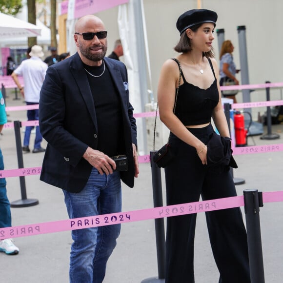 Une apparition surprise qui a ravi toute la presse du monde entier.
Paris, FRANCE - John Travolta et sa fille Ella Bleu Travolta font preuve d'élégance en arrivant à la finale de gymnastique des Jeux Olympiques Paris 2024. Sur la photo : John Travolta, Ella Bleu Travolta