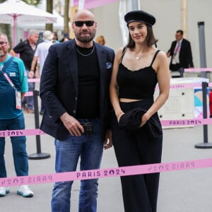 Paris, FRANCE - John Travolta et sa fille Ella Bleu Travolta font preuve d'élégance en arrivant à la finale de gymnastique des Jeux Olympiques Paris 2024.
Sur la photo : John Travolta, Ella Bleu Travolta